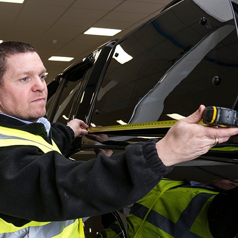 Fitter Measuring a Hardtop